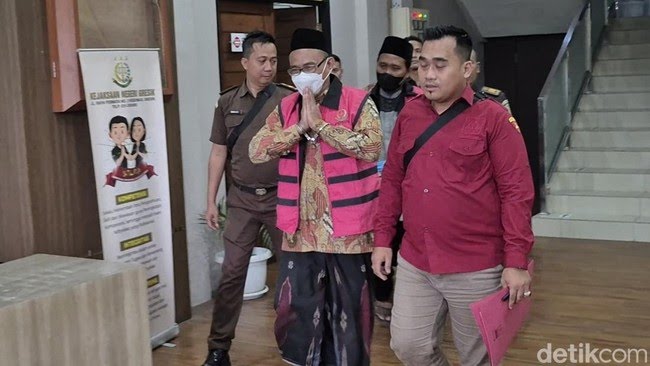 kyai-rka-saat-digelandang-anggota-kejari-gresik-1770811659197_169