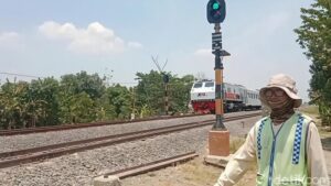 tokid-berjaga-saat-kereta-melintas-1770972964622_169