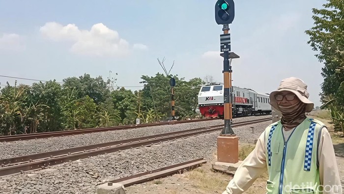 tokid-berjaga-saat-kereta-melintas-1770972964622_169