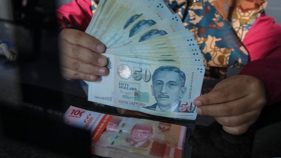 petugas-menjunjukkan-mata-uang-dolar-singapura-dan-rupiah-di-vip-money-changer-jakarta-kamis-2592025-1758795008466_169